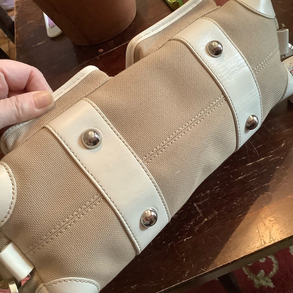 Beautiful Rafē Bag in a Tan Canvas with White Leather Trim. - Picture 14 of 16